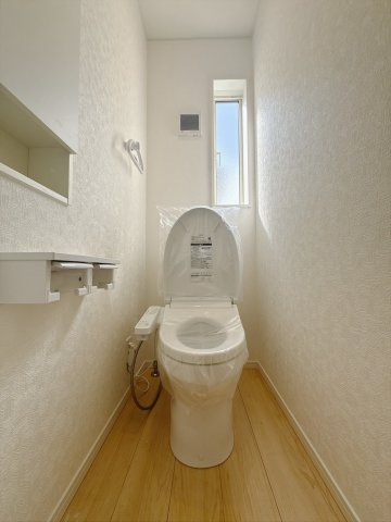 【新築戸建】佐野市天神町第5のトイレ|■トイレ｜トイレは1・2階それぞれにシャワー付きトイレを完備。朝夕の忙しい時ほど、家族のトイレ時間がかぶるもの。トイレが2箇所にあると時短にも繋がり便利です。
