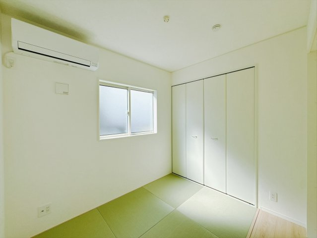 【新築戸建】佐野市天神町第5の和室|■和室｜「続き間の和室」は子育て世代にこそ適しています。お子様のお昼寝スペースや、洗濯物をたたむのに便利です。客間やリビングの延長としても使えます。