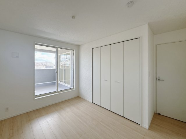 【新築戸建】佐野市天神町第5の洋室|■洋室｜各居室にたっぷりと収納スペースを設置。ホワイト色のクロスとナチュラルなフローリングが落ち着く雰囲気を演出する居室です♪