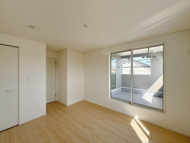 【新築戸建】佐野市天神町第5の洋室|■洋室｜広い寝室ならインテリアも自由自在にお楽しみいただけます。お外から帰ってきた後は寝室でゆっくり自分の時間をお過ごしください♪