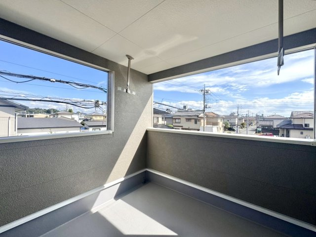 【新築戸建】佐野市天神町第5のバルコニー|■バルコニー｜ワイドバルコニーは、溜め込んでしまったお洗濯物を一気に干すことができるくらいのスペースがあります。二部屋から出入り可能なのでお布団などもラクラク干せますね♪