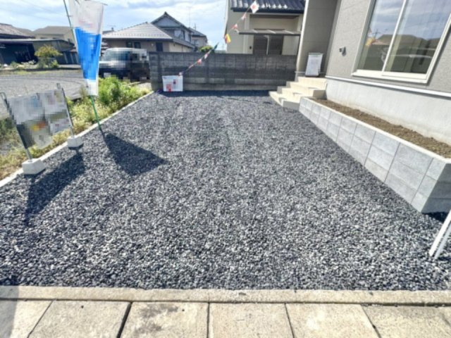 【新築戸建】佐野市天神町第5の駐車場|■外観｜広々とした駐車スペースで楽々駐車可能！お買い物後もスムーズにお荷物を運べます♪