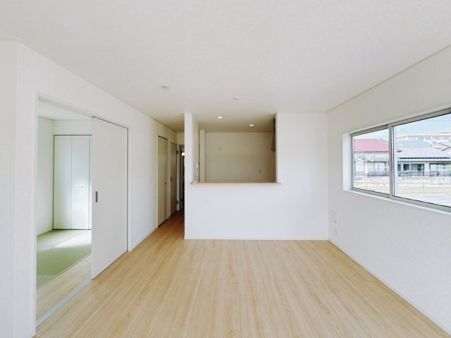 【新築戸建】佐野市天神町第5の居間・リビング|■リビング｜ナチュラルな質感で魅せる、くつろぎの時間。ゆっくりとした時間が流れるリビングで、家族だんらんのひと時をお過ごしいただけます♪
