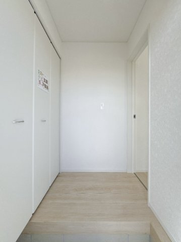 【新築戸建】佐野市天神町第5の玄関|■玄関｜毎日の「いってらっしゃい」や「お帰りなさい」を大切なご家族と過ごす玄関は〈使いやすさ〉を追求しております。玄関横の物入は急な来客時でもさっとお片付けできるスペースを確保しています。