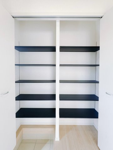 【新築戸建】佐野市天神町第5の収納|■玄関｜土間収納になっていますので雨に濡れた傘や靴をしまうのに最適です。また、空間消臭剤やアロマを置いていつでもいい香りの空間を演出する事もできます♪