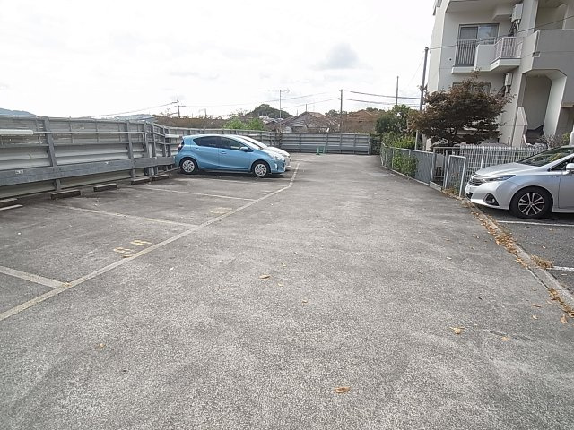 鈴蘭泉台第二住宅5号棟の駐車場|敷地内駐車場も完備してます