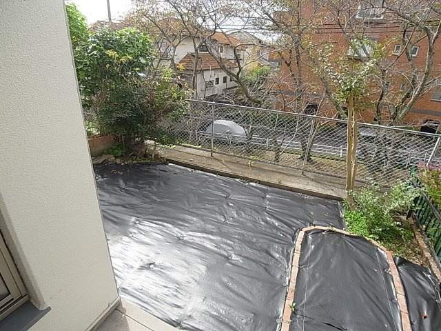 鈴蘭泉台第二住宅5号棟の庭|色々使える専用庭付きです