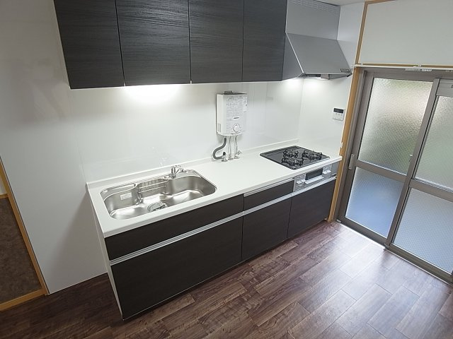 鈴蘭泉台第二住宅5号棟のキッチン|システムキッチン、3口ガスコンログリル付き