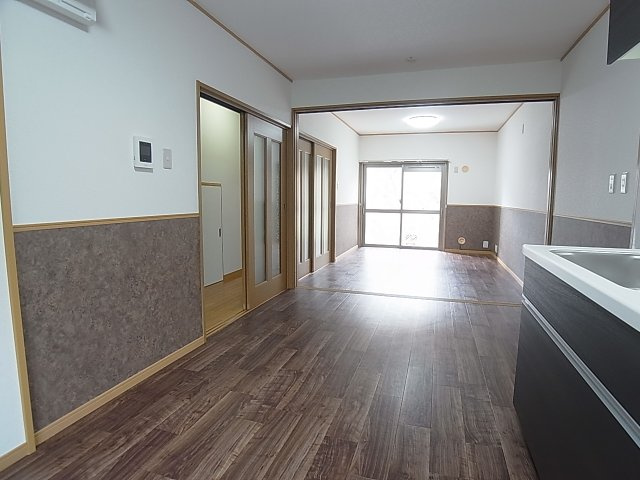 鈴蘭泉台第二住宅5号棟の内装|13.5帖の広々リビング、開放感有ります
