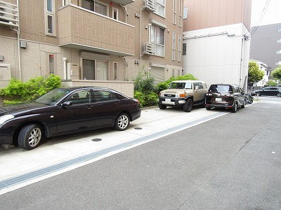 OKAZEN西駅前の駐車場