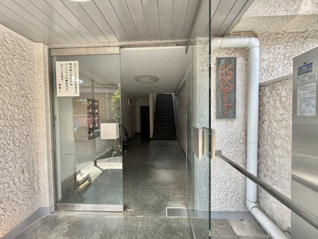 北沢マンションのエントランス|2026.06.06撮影

現地ご見学希望・資料請求などお気軽にお問い合わせ下さい！
03-5990-5201