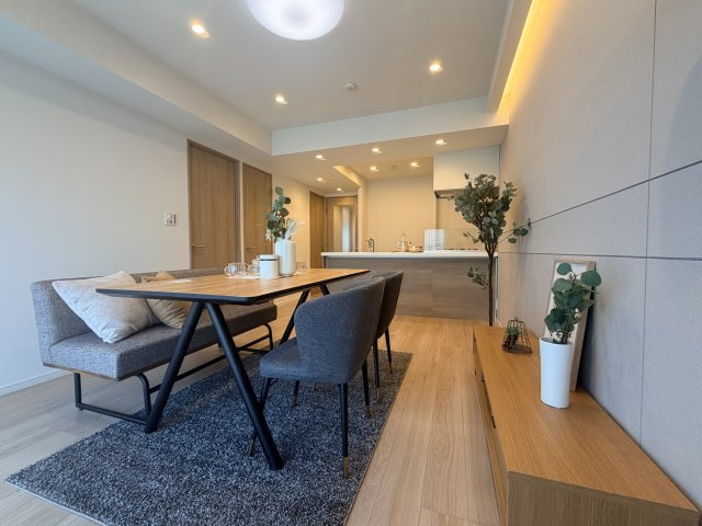 北沢マンションの居間・リビング|※施工例

現地ご見学希望・資料請求などお気軽にお問い合わせ下さい！
03-5990-5201