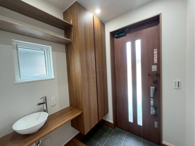 【玄関】 | 【新築分譲住宅】山形市成沢西3丁目　全2棟 | 居住者の帰り、訪れる方を優しく迎え、やすらぎに満ちた生活空間を予感させる。健やかな暮らしを楽しめそう。（同仕様施工例）