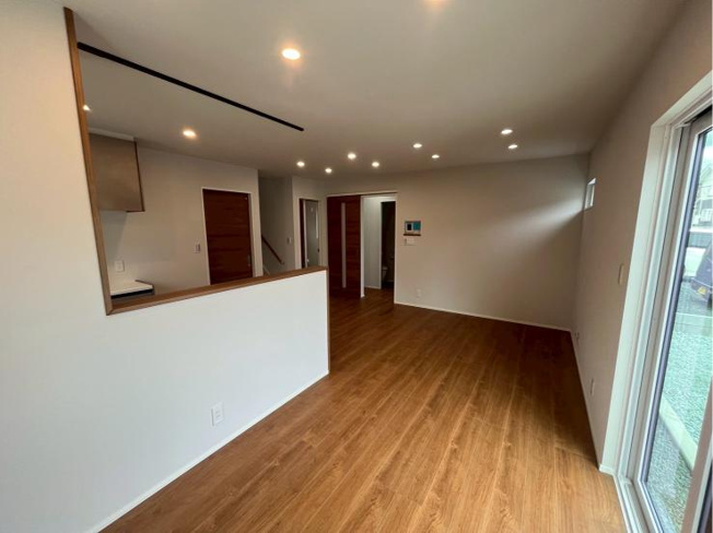 【居間・リビング】 | 【新築分譲住宅】山形市成沢西3丁目　全2棟 | 明るく開放的な空間が広がるLDK。室内には豊かな陽光が注ぎ込み、爽やかな住空間を演出。ホームパーティーでもゲストと一緒に料理を楽しみながら楽しい時間を過ごせそう。（同仕様施工例）
