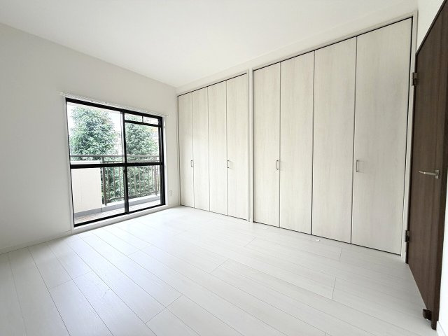 【洋室】 | 光が丘パークタウン春の風公園街（成増店） | 白を基調とした清潔感あふれる空間。窓から四季を感じる緑を愉しむ、8帖の広々洋室です。