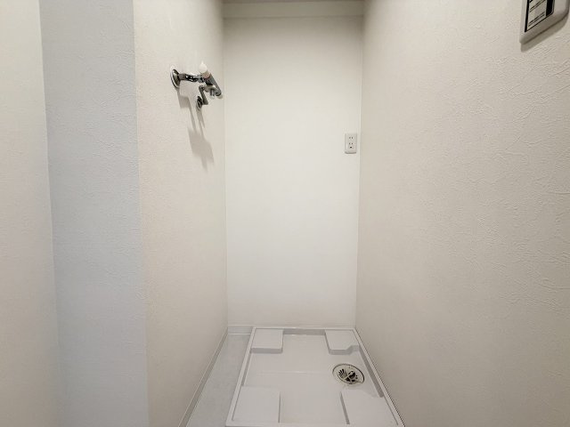 【その他】 | 光が丘パークタウン春の風公園街（成増店） | 防水パン設置済みの機能的な洗濯機置場。掃除がしやすく清潔に保てる設計で、日々の家事動線をサポートします。給水栓やコンセントも使いやすい位置に配置。