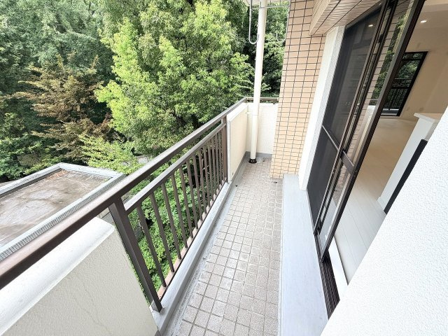 【バルコニー】 | 光が丘パークタウン春の風公園街（成増店） | 一望する緑のグラデーションに心が和む癒しの空間。3面バルコニーの1つである北側スペースは、涼風が吹き抜ける憩いの場。自然の息吹を間近に感じる贅沢を。