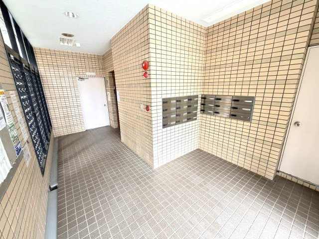 【ロビー】 | 光が丘パークタウン春の風公園街（成増店） | 使い勝手の良い集合ポストを完備した、機能的なロビーエリア。郵便物の受け取りもスムーズで、忙しい毎日をサポート。
