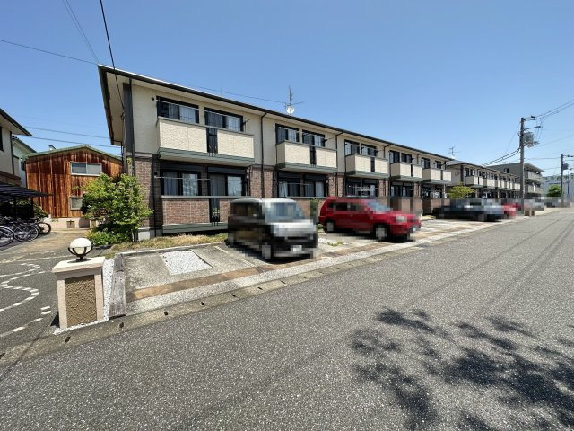 リヴェール北御座 B棟の駐車場