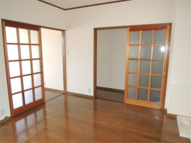 川崎市多摩区生田２丁目のアパートの居間・リビング