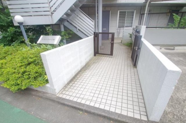 川崎市多摩区三田１丁目の賃貸マンションのエントランス