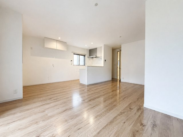 【居間・リビング】 | ◆保土ヶ谷区岩井町　中古戸建◆ | ◆柔らかな色合いのフローリングと清潔感のあふれる白のクロスが明るい空間を創り出しているリビングダイニング。家族の集まる憩いの場にふさわしいです。