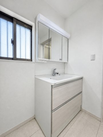 【独立洗面台】 | ◆保土ヶ谷区岩井町　中古戸建◆ | ◆毎日使う場所だから、機能的で使いやすさに配慮したパウダールーム。すっきりと使えるように収納も豊富にご用意しています。