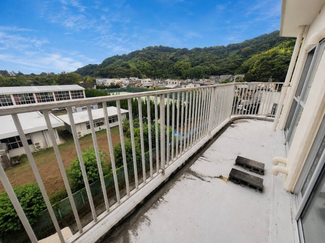 第2大岩ハイデンスのバルコニー|緑豊かな山々を望む開放的な眺望。心地よい風を感じながら、ゆったり過ごせるバルコニーです。