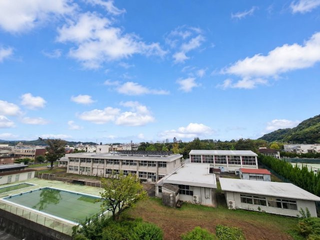 第2大岩ハイデンスの展望|視界をさえぎる高い建物が少なく、開放感たっぷり。青空と山々が広がる気持ちの良い眺望です。