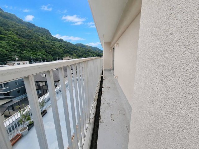 第2大岩ハイデンスのバルコニー|緑豊かな山々を身近に感じられる眺望。ゆとりあるバルコニーで、開放的なひとときを楽しめます。