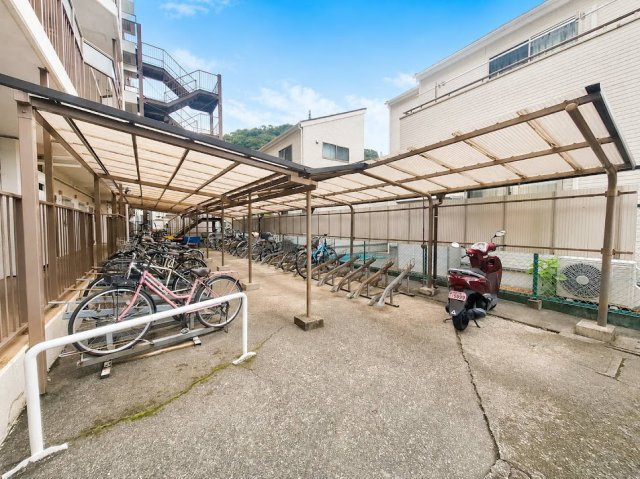 第2大岩ハイデンスの駐輪場|屋根付きの広々とした駐輪場を完備。自転車やバイクを雨風から守り、日々の利用にも便利です。