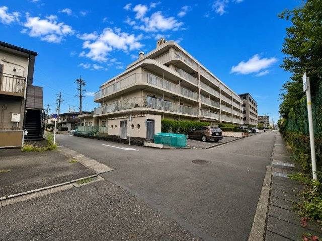 第2大岩ハイデンスの外観|堂々とした佇まいが魅力のマンション。広々とした道路に面し、周辺もすっきりとした街並みです。