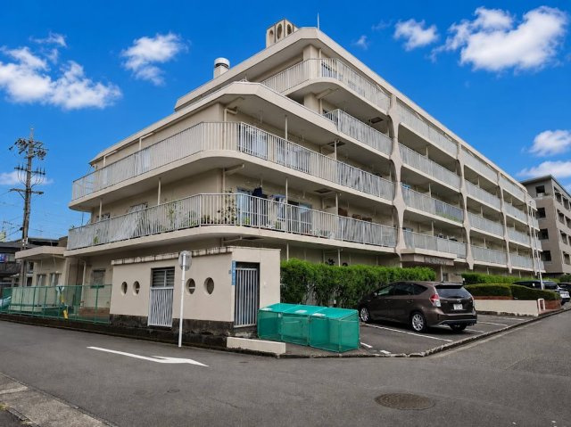 第2大岩ハイデンスの外観|丸みを帯びたバルコニーが特徴的な外観。明るい陽射しに映える、存在感のあるマンションです。