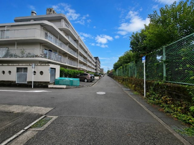 第2大岩ハイデンスの周辺|建物のすぐそばに緑豊かな環境が広がる立地。青空の下、心地よい開放感を感じられる外観です。