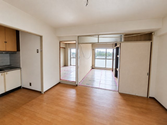 第2大岩ハイデンスの居間・リビング|LDKと洋室・和室が続き間になった、ゆったりとした住空間。扉を開ければ一体感のある広々とした空間に。