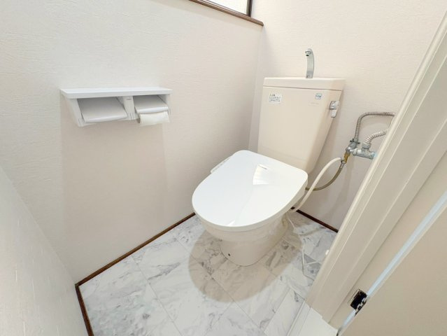 御殿山2丁目貸家のトイレ|落ち着いた色調のトイレです