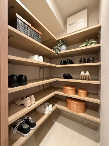 杉並区高円寺南４丁目の中古マンションの収納|シューズインクローゼット