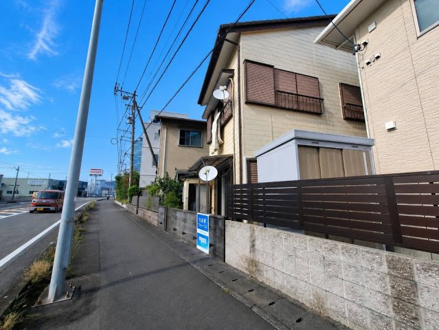 売中古戸建　焼津市小川新町５丁目の前面道路含む現地写真|東側も道路です！