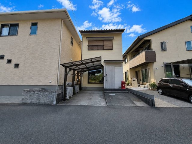 売中古戸建　焼津市小川新町５丁目の外観|カーポート付きの駐車場で雨の日も安心！