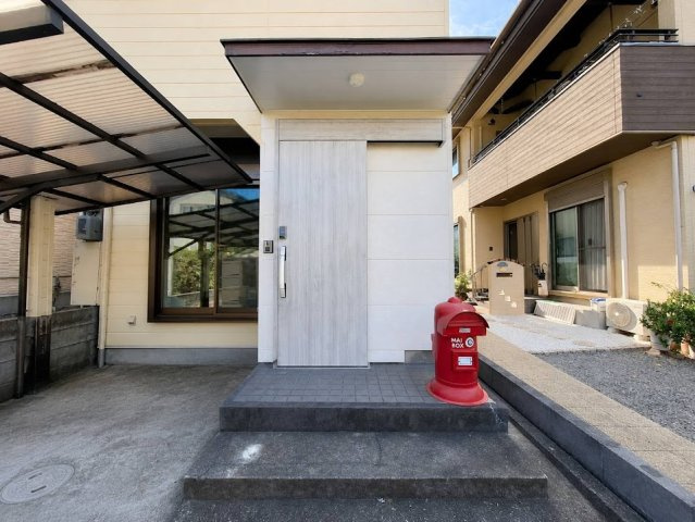 売中古戸建　焼津市小川新町５丁目の玄関|ポスト型の郵便受けがおしゃれなアクセントになっています！
