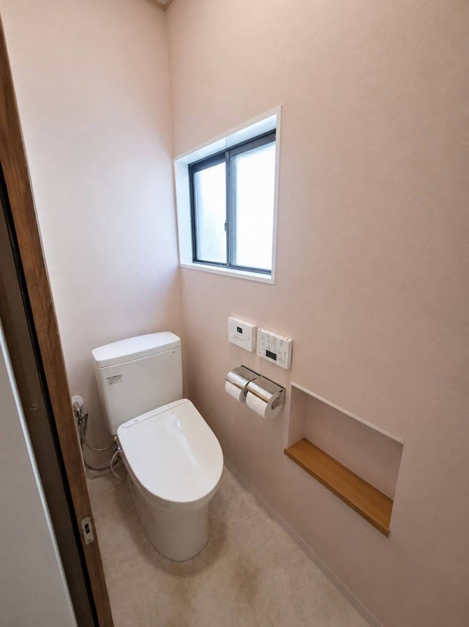 売中古戸建　焼津市小川新町５丁目のトイレ|トイレもリフォーム済で、嬉しい温水洗浄便座です！