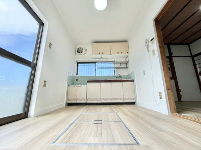 河内長野市喜多町貸家の居間・リビング