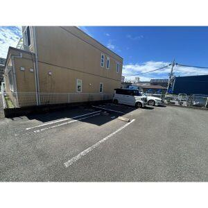 ハイツ東一津屋公輝の駐車場