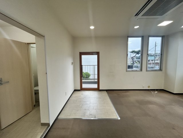 夙川第１ビルの玄関