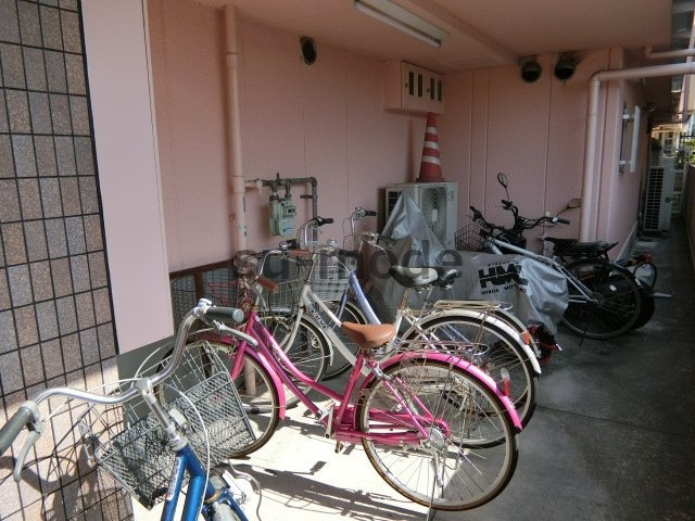 ローズビルウチダの駐車場