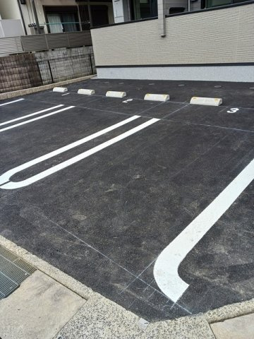 京都市南区久世殿城町のアパートの駐車場