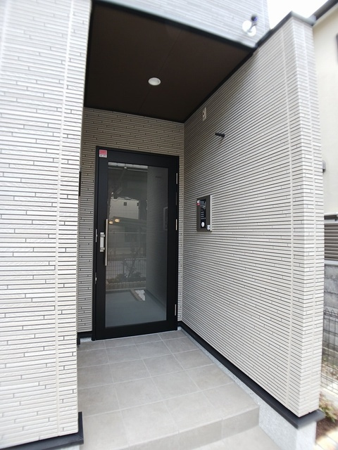 京都市南区久世殿城町のアパートのエントランス