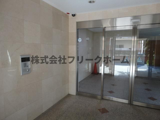 小金井市中町３丁目の賃貸マンションのエントランス