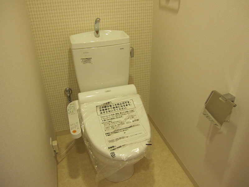 BrandNewDay高宮のトイレ|とても綺麗で清潔感があります。
トイレ（温水洗浄便座・手洗いカウンター付き）