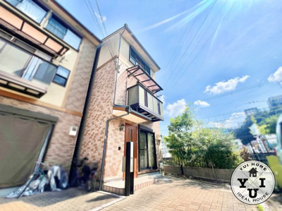 【外観】 | 山科区小野鐘付田町　中古戸建 | 最寄り駅は地下鉄東西線『小野駅』徒歩4分。
同じく地下鉄東西線『椥辻駅』は徒歩15分、『醍醐駅』は徒歩17分でアクセス可能。